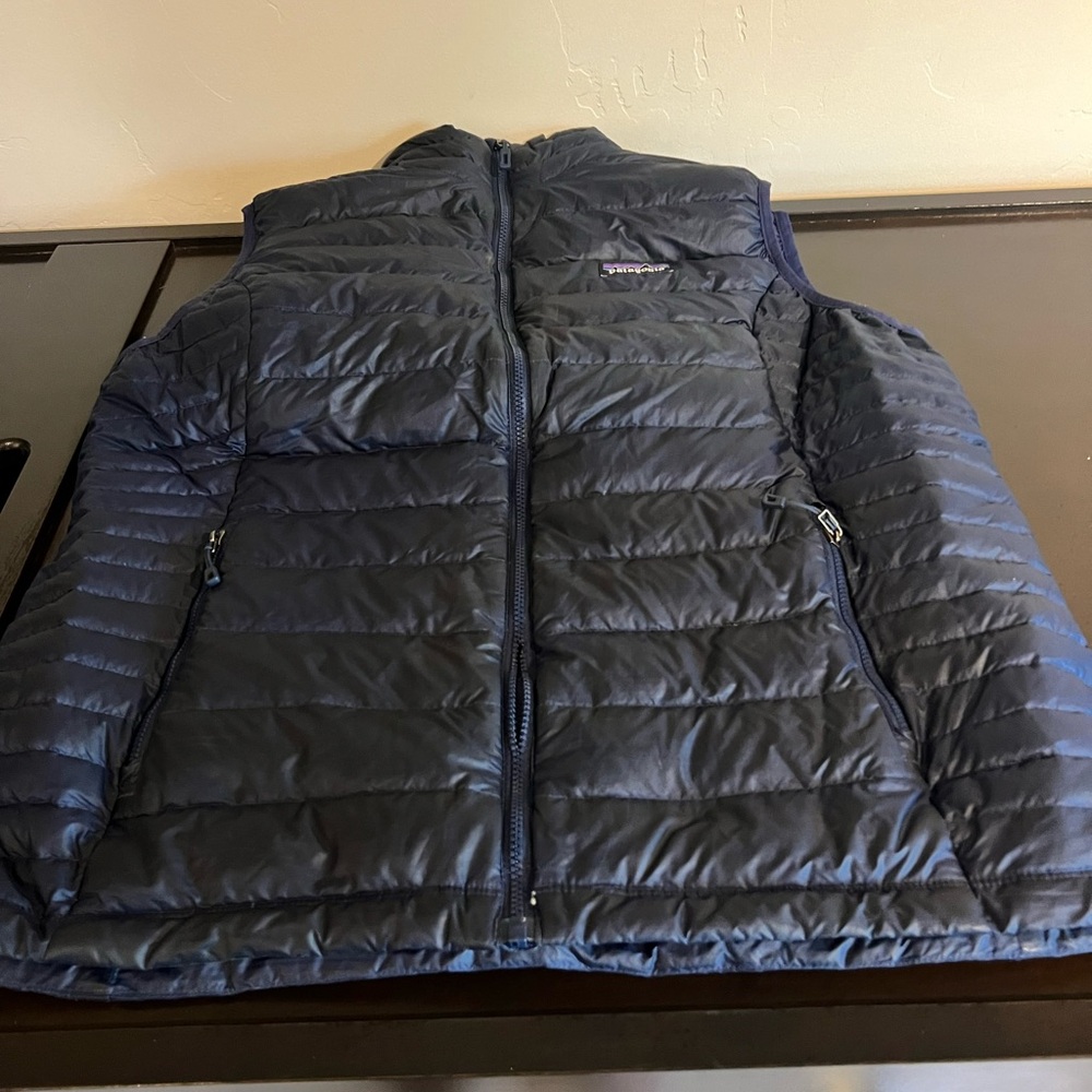 Navy blue xlarge woman’s Patagonia vest.
